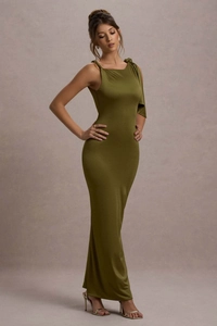 Dettaglio dell'elegante abito slim fit verde oliva in tessuto elasticizzato lucido