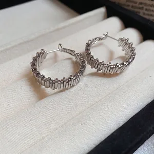 Minimalistische silberne Creolen mit strukturiertem Stufendesign für Damen