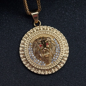 Nahaufnahme von 316L Edelstahl Löwenkopf-Anhänger mit roten Edelsteinen und Kristallen