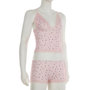 Détails de la dentelle sur le caraco rose à imprimé floral et le short assorti pour femme