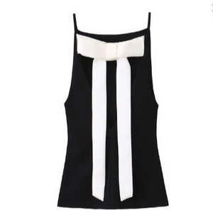 Eng anliegendes schwarzes Camisole-Top mit großer weißer Schleife am Rücken