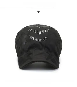 Vue de face d'une casquette de baseball noire avec motif en V et tissu en maille aérée