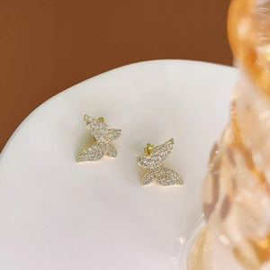 Vue macro des boucles d'oreilles papillon dorées avec micro-pavé de zircones