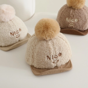 Casquette d'hiver bébé avec pompon en peluche et broderie sourire en trois coloris