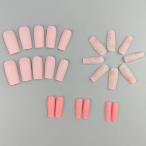Faux ongles longs carrés rose et blanc avec motifs floraux et pois élégants