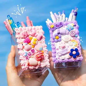DIY Stiftehalter mit Sahnekleber 3D-Anhängern und Acrylschubladen vor blauem Himmel