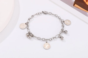 Dettaglio del bracciale a catena argento con pendenti a moneta e piccoli elementi a sfera