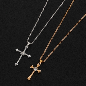 Gros plan de colliers croix or et argent avec incrustations de zircon et diverses chaînes