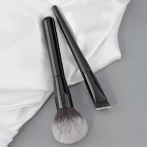 Ensemble de pinceaux de maquillage noirs pour poudre et fond de teint avec poils dégradés sur soie