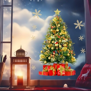 Vista dettagliata dell'albero di Natale decorato con stelle dorate e pacchi regalo