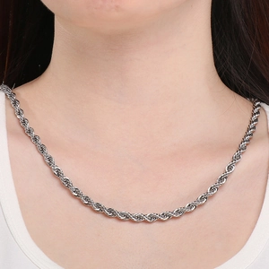 Primo piano di una collana a fune in acciaio inossidabile argento su un modello