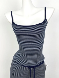 Débardeur ajusté à rayures bleu marine et blanc exposé sur un mannequin de mode blanc