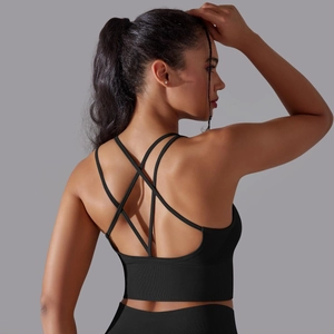 Détail du dos d'un soutien-gorge de sport noir avec bretelles croisées et tissu côtelé
