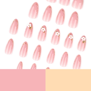 Faux ongles 3D avec fleurs blanches en relief et détails de billes dorées