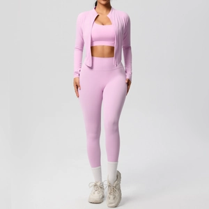 Dettaglio del set yoga 3 pezzi rosa pallido con giacca a zip e leggings a vita alta
