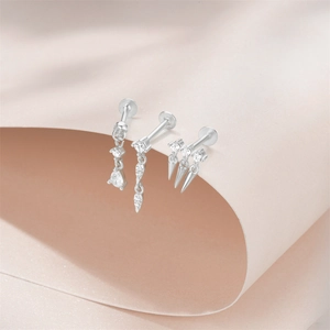 Détail de boucles d'oreilles en argent S925 avec pendentifs en zircon et glands élégants