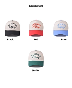 Dettaglio dei cappellini da baseball in cotone nei colori nero, rosso, blu e verde