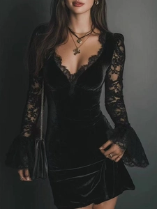 Elegantes schwarzes Samtkleid mit V-Ausschnitt und langen Ärmeln mit Spitzenbündchen