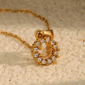 Vue macro d'un collier plaqué or 18 carats avec pendentif sourire évidé en zircon