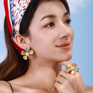 Parure de bijoux fleur dorée avec pierres œil-de-chat, comprenant bague et boucles d'oreilles