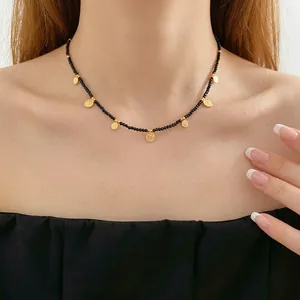 Collier ras de cou rétro perles noires et pendentifs disques dorés pour femme