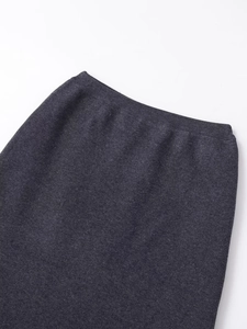 Dettaglio della vita di una gonna in maglia grigio scuro con texture ad alta densità