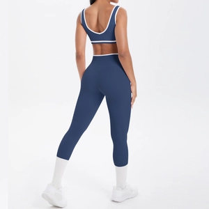 Rückansicht des dunkelblauen Yoga-Sets mit weißen Kontraststreifen und Sport-BH Design