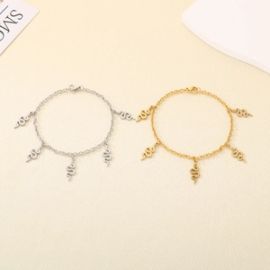 Détail montrant des bracelets serpent en or et argent avec des textures d'écailles