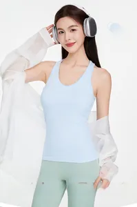 Détail du gilet de sport bleu clair montrant la texture en maille côtelée respirante