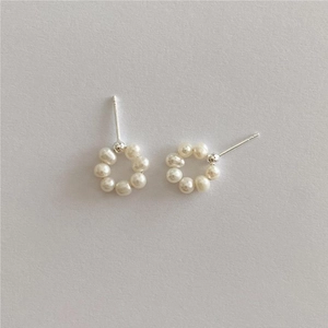 Elegant 925 silver hoop earrings with white pearls in a minimalist circular design