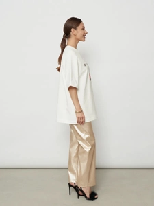 Γυναικείο oversized βαμβακερό μπλουζάκι με τύπωμα και γυαλιστερό χρυσό μεταλλικό παντελόνι