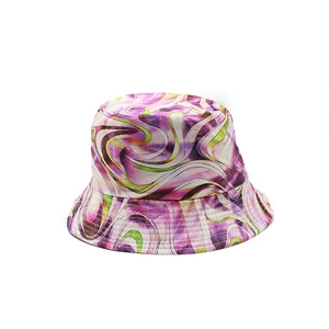 Détail d'un chapeau bob avec un motif floral abstrait aux tourbillons colorés vibrants