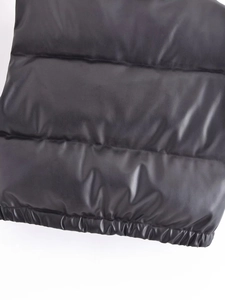 Detail der schwarzen PU-Leder Weste mit Steppung und elastischem Saumabschluss