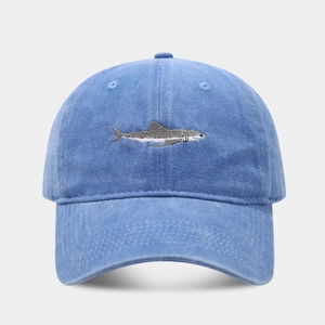 Detailaufnahme der Hai-Stickerei auf einer gewaschenen Vintage-Baumwoll-Baseballkappe