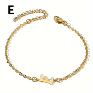 Detail eines 18K vergoldeten Armbands mit 'E' Buchstaben Anhänger und Karabinerverschluss