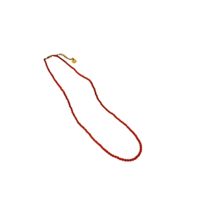 Choker minimaliste perles rouges avec fermoir mousqueton doré et petit pendentif cœur