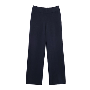 Detailansicht der dunkelblauen Strickhose mit weitem Bein und strukturierter Oberfläche