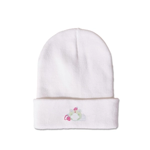 Détail de la tuque en tricot blanc avec broderie mignonne de grenouille et de fraise