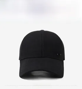 Detailaufnahme einer schwarzen Baseballkappe mit einem edlen Metall-Emblem mit China-Logo