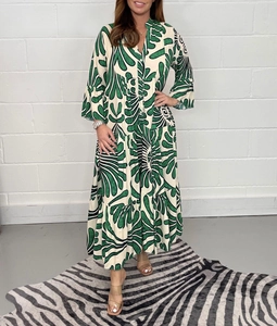 Detalle del escote en V y los patrones de estampado en este vestido largo verde