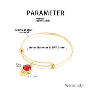 Dettaglio del bracciale Hamsa regolabile in oro con pietra in vetro rosso e misure prodotto