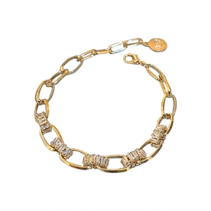 Elegantes goldenes Gliederkettenarmband mit vier rechteckigen Zirkoniasteinen auf Weiß
