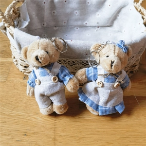 Simpatici portachiavi orsetto di peluche con abiti a quadri blu su legno