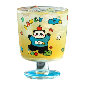 Verre à pied mignon avec motifs panda de dessin animé et boisson aux glaçons