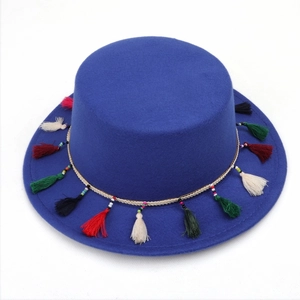 Chapeau fedora bleu royal à bord plat avec glands colorés et ruban de perles bohème