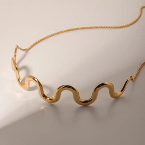 Minimalist 18k gold wave pendant necklace with sleek metal curves and adjustable chain