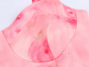 Dettaglio macro del corpino in chiffon tie-dye rosa con cuciture di alta qualità
