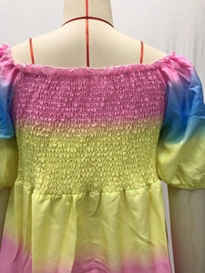 Nahaufnahme des regenbogenfarbenen Bandeau-Tops mit elastischer, gesmokter Stoffstruktur