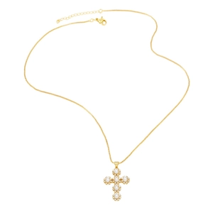Collana a croce dorata con perle bianche e zirconi scintillanti su sfondo bianco