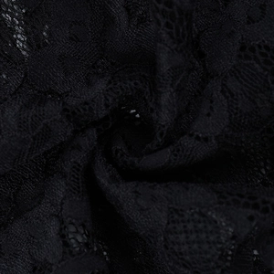 Gros plan détaillé du tissu en dentelle florale noire avec tissage creux semi-transparent